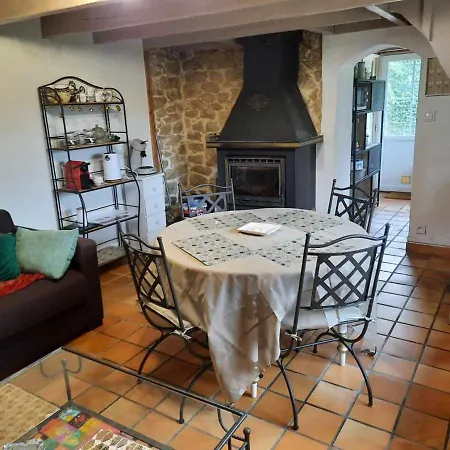 Aux Portes Du Chateau Intimiste Et Cosy A L'abri Des Regards Propice A La Detente *