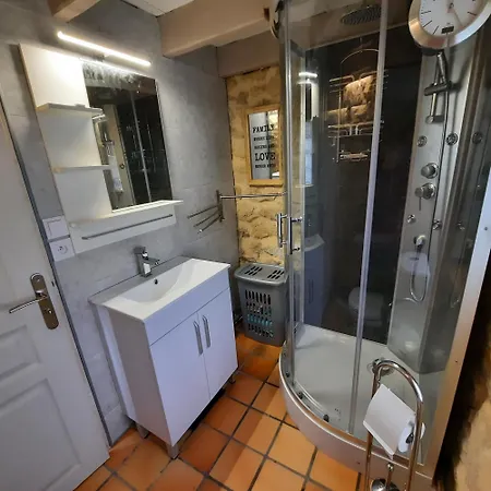 Aux Portes Du Chateau Intimiste Et Cosy A L'abri Des Regards Propice A La Detente