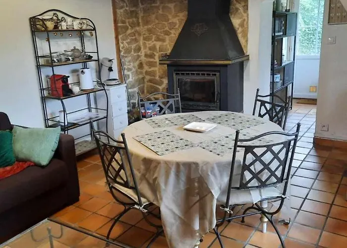 Aux Portes Du Chateau Intimiste Et Cosy A L'abri Des Regards Propice A La Detente *