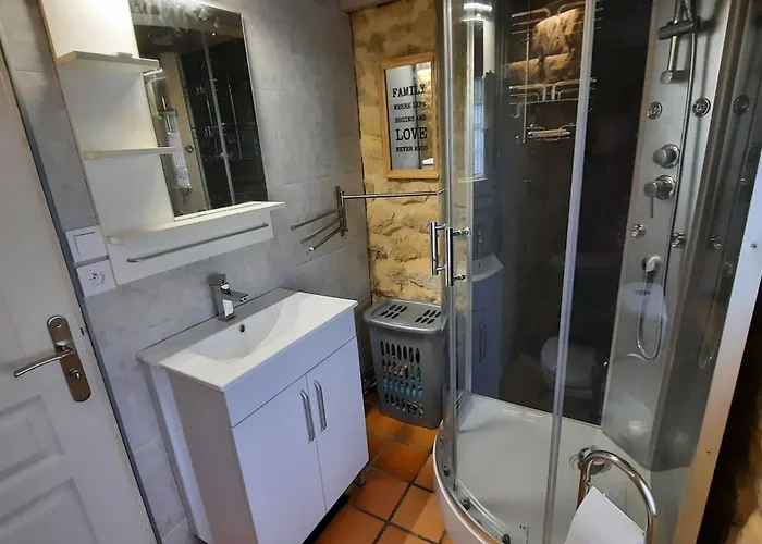 Aux Portes Du Chateau Intimiste Et Cosy A L'abri Des Regards Propice A La Detente